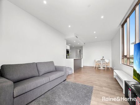 Resort-Style Living in a Modern Toowong Apartment - Photo 2