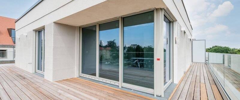 Exklusives Wohnen am Wasser: Luxus-Dachgeschoss mit weitläufiger Terrasse - Foto 1