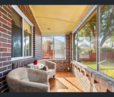 Spacious Three Bedroom Home - Photo 6