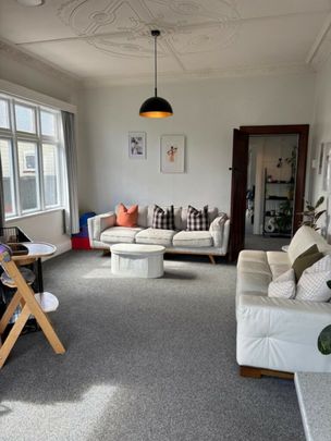 Charming, modern and comfortable in Tainui! - Photo 1