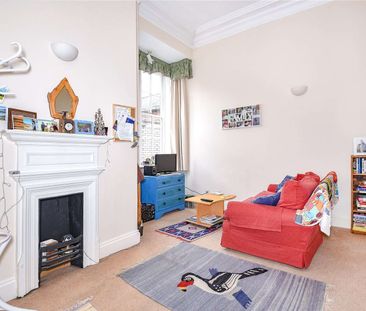 Charming one bedroom duplex apartment with communal garden - Photo 1