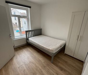 Room in a Shared House, Cairns Crescent, BS2 - Photo 3