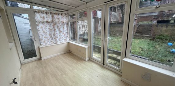 Price £1,000 pcm - Available Now - Unfurnished - Photo 2