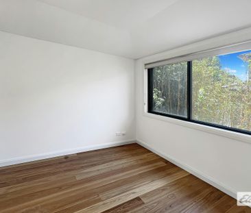 Spacious Three Bedroom Townhouse for Rent! - Photo 5