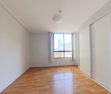 ENJOY CITY LIVING ! Two bedrooms + Study/Third bedroom - Photo 3