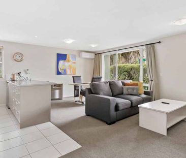 Upmarket 1 Bed by Botany - Fully Furnished, Pool - Photo 2