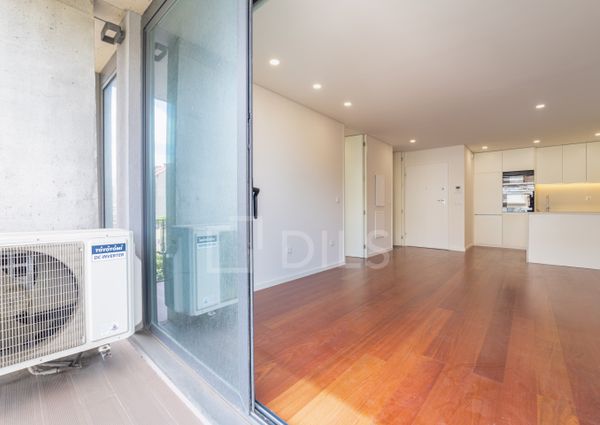 Apartamento T1 com varanda - Novo - Casa da Musica - Rotunda Boavista