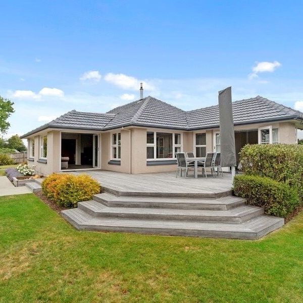 Spacious Living - Photo 1