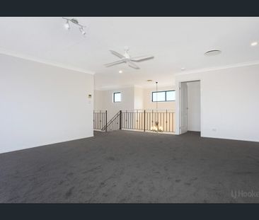 STUNNING LARGE FAMILY HOME WITH A SPARKLING POOL & ENTERTAINING ARE... - Photo 2