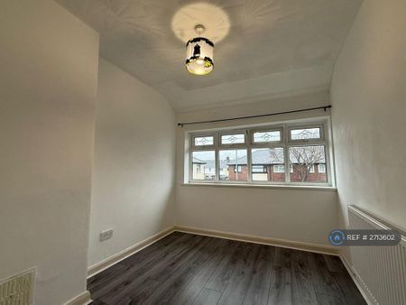 3 bedroom semi-detached house to rent - Photo 2