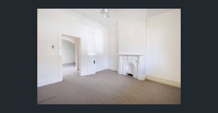 Large freestanding house in desirable tree-lined street - Photo 4