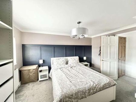 Stuart Close, Brentwood, CM15 - Photo 2