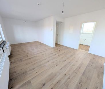 **Frisch renoviert: +neuer Laminat +weiße Wände +neues Tageslichtba... - Foto 1