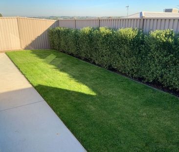 GREAT FAMILY HOME WITH DUCTED HEATING AND COOLING - Photo 6