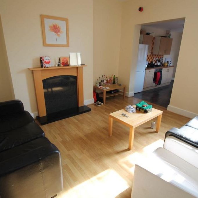 4 bedroom flat to rent - Photo 1
