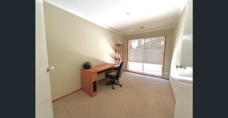 Large 3 Bedroom, plus study & garage - Photo 4