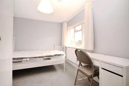 1 bedroom in a house share to rent - Photo 2