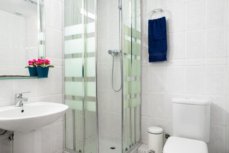 Room with window to interior patio in Portaferrisa - Photo 5