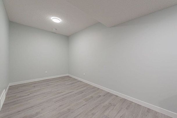 Edmonton Unfurnished townhouse Rental in Heritage Valley - 1451 Cherniak Way BSMT - Photo 1