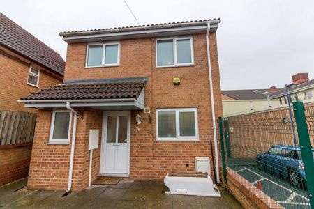3 bedroom detached house to rent - Photo 2