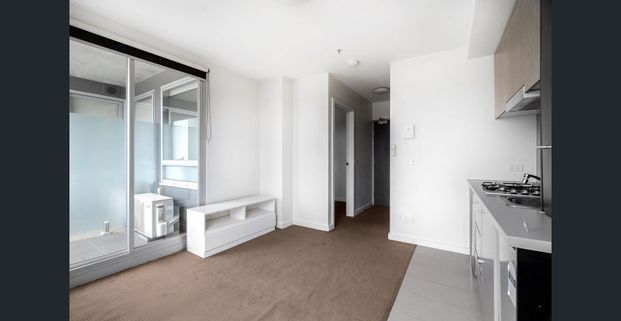 Prime Location, Light Filled Apartment! - Photo 1