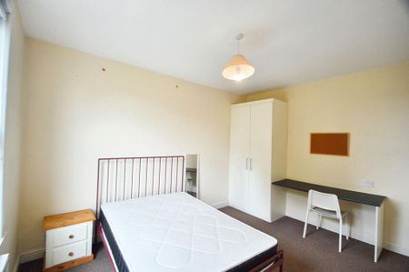 4 bedroom terraced house to rent - Photo 3