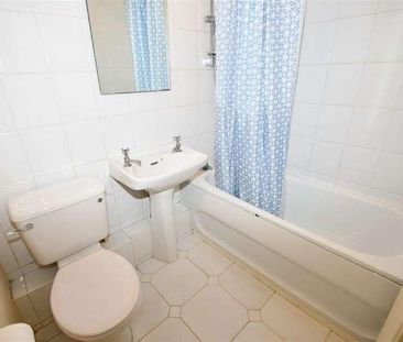 Bedroom Terraced House In Godalming, GU7 - Photo 4