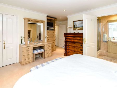 A well presented two bedroom ground floor apartment in Sunningdale - Photo 4