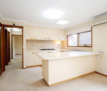 Heart of Beaconsfield - Central Location - this one has the lot!! - Photo 3