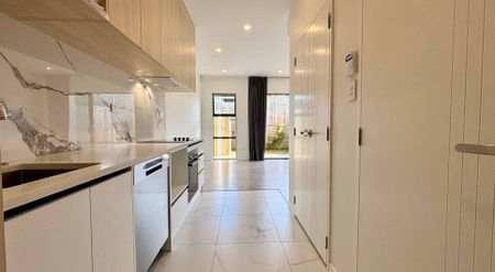 Modern Comfort in the Heart of Te Atatu Peninsula - Photo 4