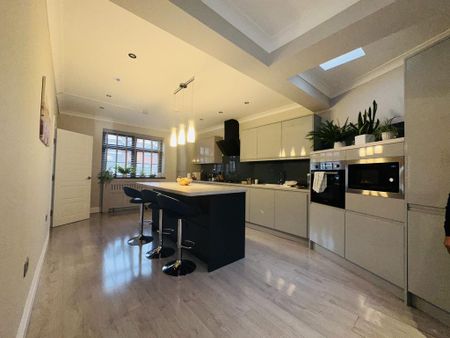 1 bedroom in a house share to rent - Photo 3