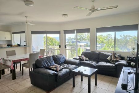 Great Location...Spacious Fully Furnished Townhouse! - Photo 3