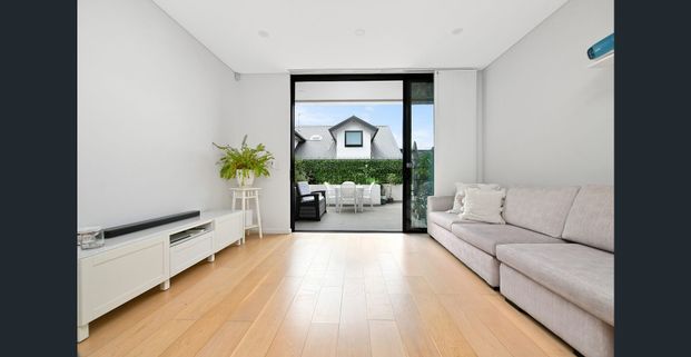 Sun-Filled Terrace-Style Home in the Heart of Beverly Hills - Photo 1