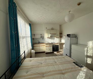 1 bedroom in a flat share to rent - Photo 3