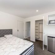 Immaculately presented, fully furnished studio unit in walking distance to University and shops. - Photo 4