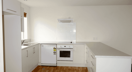 3 Bedroom Insulated Modern Townhouse in Central City - Photo 4