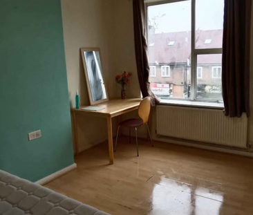 1 bedroom in a flat share to rent - Photo 2