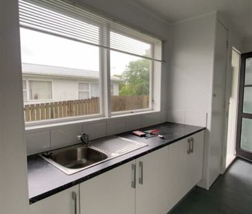 Spacious 3-Bedroom Home with 2 Outside Sleepouts - Photo 3