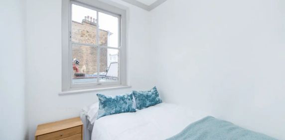 2 bedroom flat in London - Photo 2