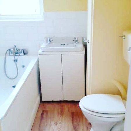 Room in a Shared Flat, Stapleford Close, SW19 - Photo 3