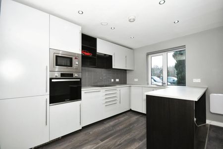 2 bedroom Flat To Let - Photo 4