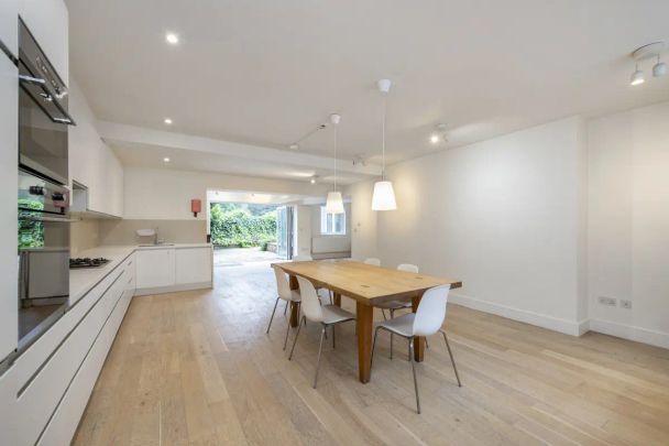 5 bedroom maisonette in London - Photo 1