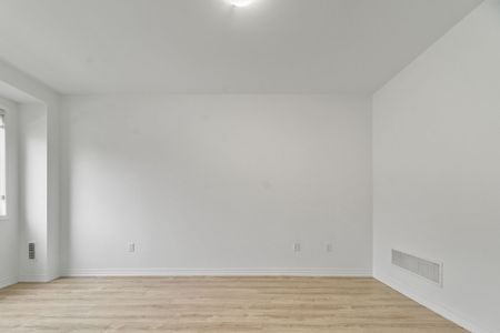 For Lease - 70 Huguenot Road, Oakville, Ontario - Photo 4