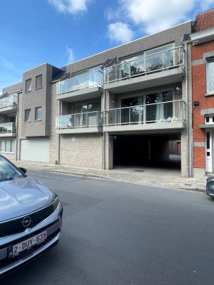 Ruim, lichtrijk appartement met 2 slaapkamers en autostandplaats te Roeselare - Foto 1