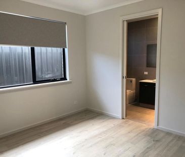 IMPRESSIVE FAMILY LIVING WITH SPACE, STYLE & EXCEPTIONAL ENTERTAINING - Photo 3