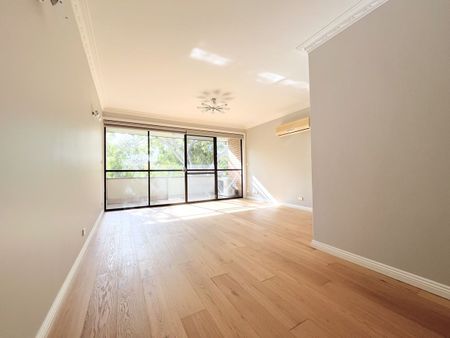 Modern & Spacious Apartment - Photo 2