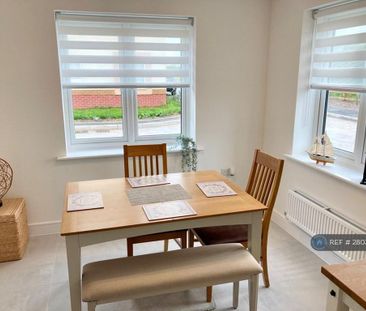 3 bedroom semi-detached house to rent - Photo 3