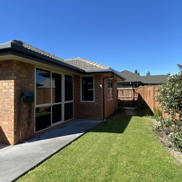 Gorgeous 3 Bedroom Family Home in Northwood! - Photo 1