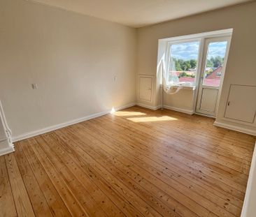 Lys lejlighed med 2 altaner - Photo 1