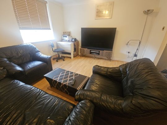 Room in a Shared Flat, High Road, N11 - Photo 1